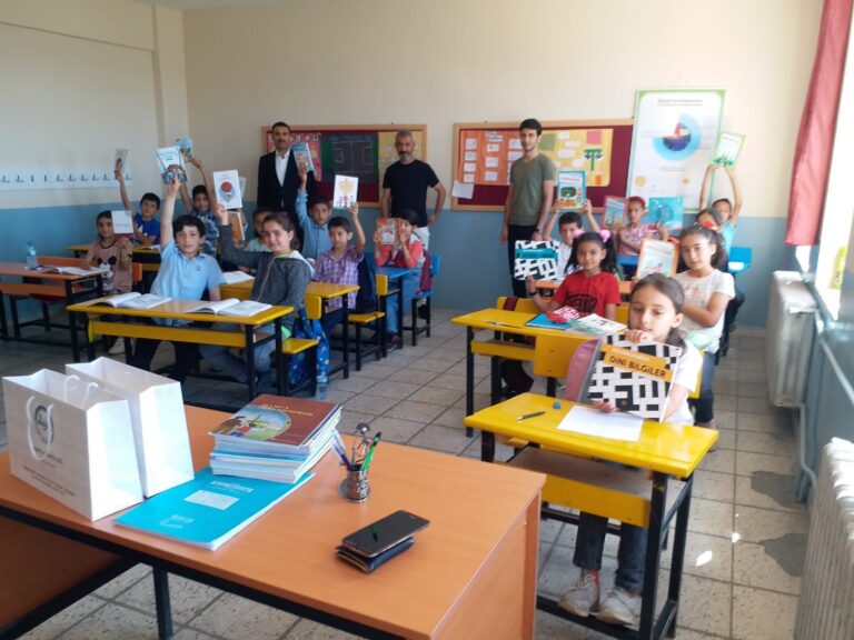 GERGER MÜFTÜLÜĞÜNDEN OKULLARA KİTAP DESTEĞİ