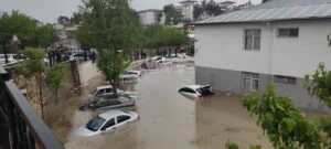 Sağanak yağmur hayatı felç etti
