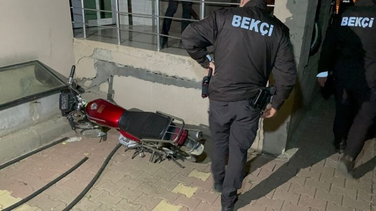 Çaldığı motosikleti polisi görünce bırakıp kaçtı