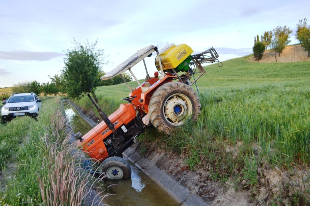 Devrilen traktör sürücüsü öldü