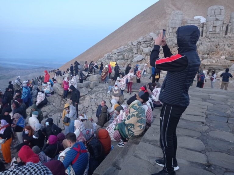 Nemrut Dağı,Ramazan Bayramı’nda10 bin turisti ağırladı -Videolu Haber