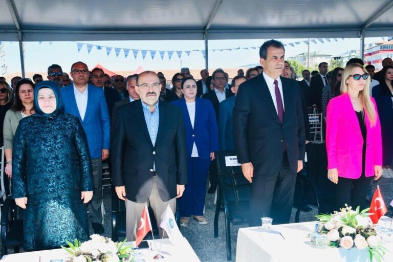 Bu fotoğrafta en büyük rolün sahibi, evlatlarına bıraktığı dürüstlük