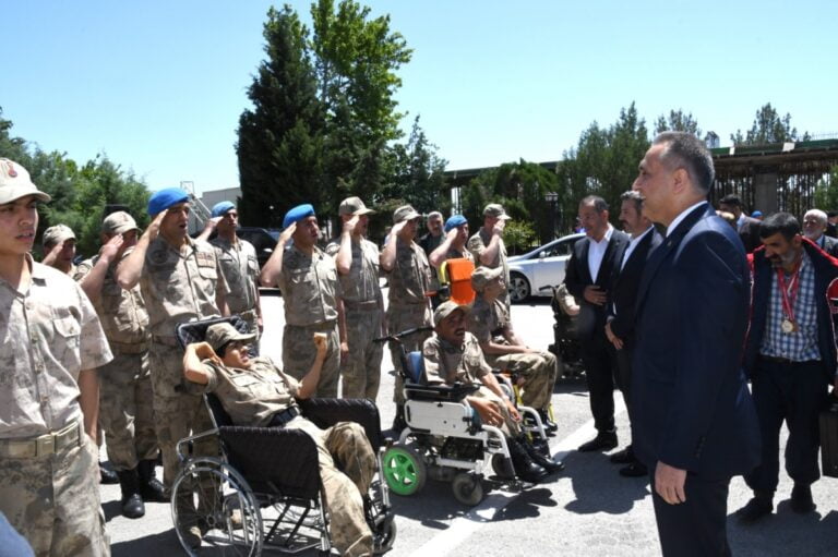 Çakı gibi asker oldular