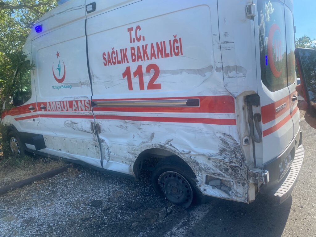 Narince – Gerger karayolunda ambulans kaza yaptı