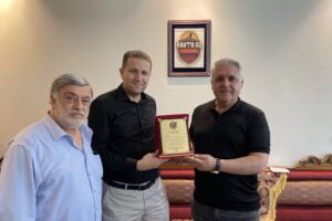 Kahta Gazeteciler Cemiyeti, Kahta 02 Sporun Başkanı Musa Yıldırım’a plaket takdim etti.