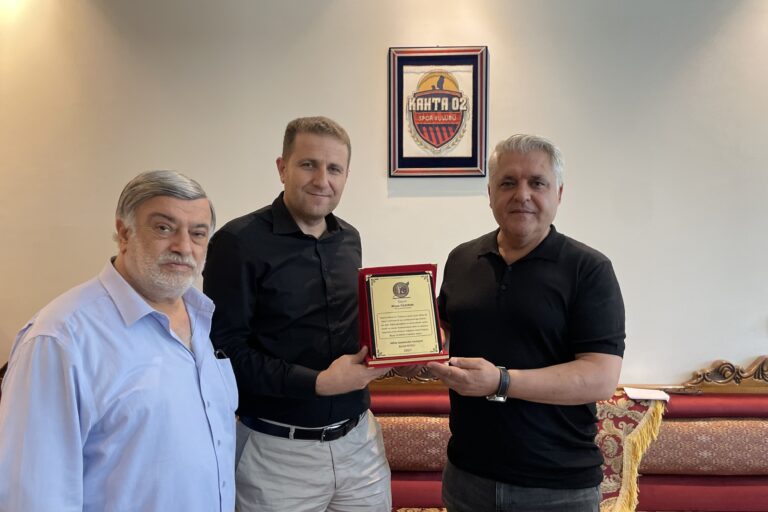 Kahta Gazeteciler Cemiyeti, Kahta 02 Sporun Başkanı Musa Yıldırım’a plaket takdim etti.