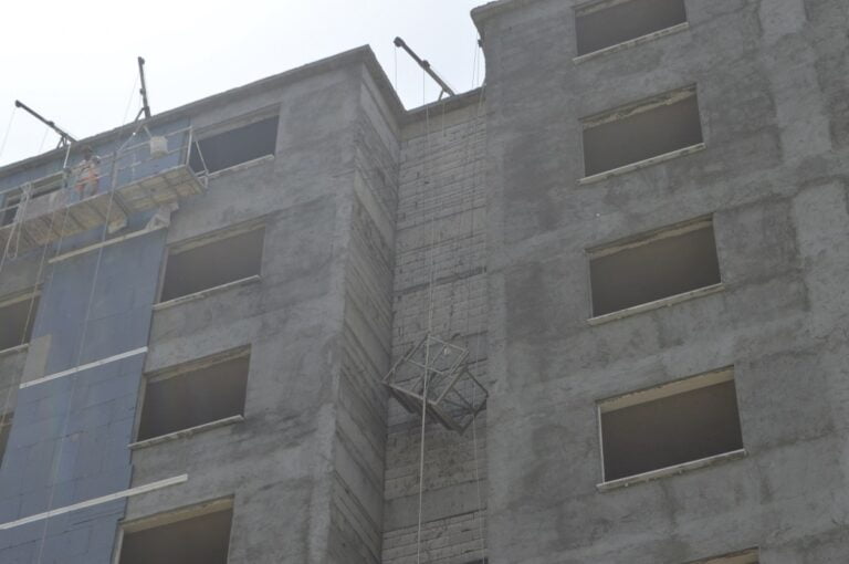 Halatı kopan asansörde mahsur kalan işçi kurtarıldı