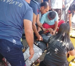 Kahta’da traktörün altında kalan 4 kişi yaralandı