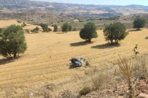 Şarampole devrilen otomobil sürücü yaralandı