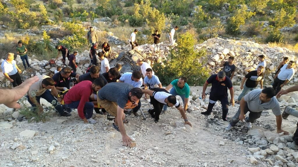 Kamyonet ile otomobil çarpıştı: 2 ölü, 10 yaralı