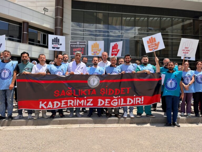 Sağlık-Sen üyeleri saldırıya tepki gösterdi