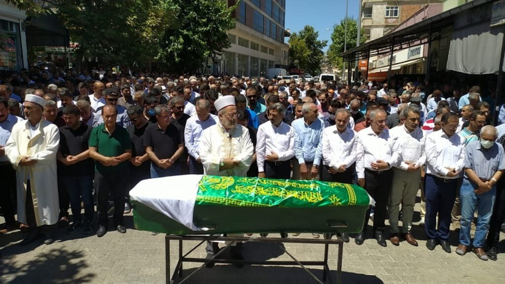 Türkücü Latif Doğan’ın annesi son yolculuğuna uğurlandı