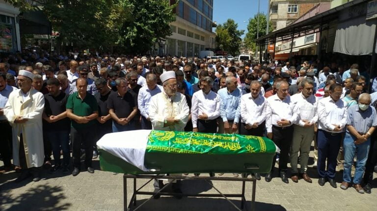 Türkücü Latif Doğan’ın annesi son yolculuğuna uğurlandı