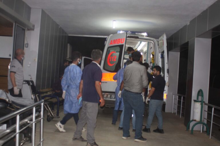 Kayısı işçilerini taşıyan minibüs tütün tarlasına devrildi: 14 yaralı