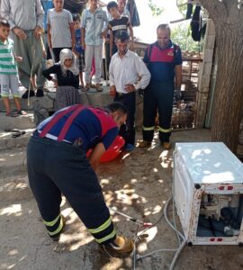 Çamaşır makinasının içerisine giren yılan yakalandı