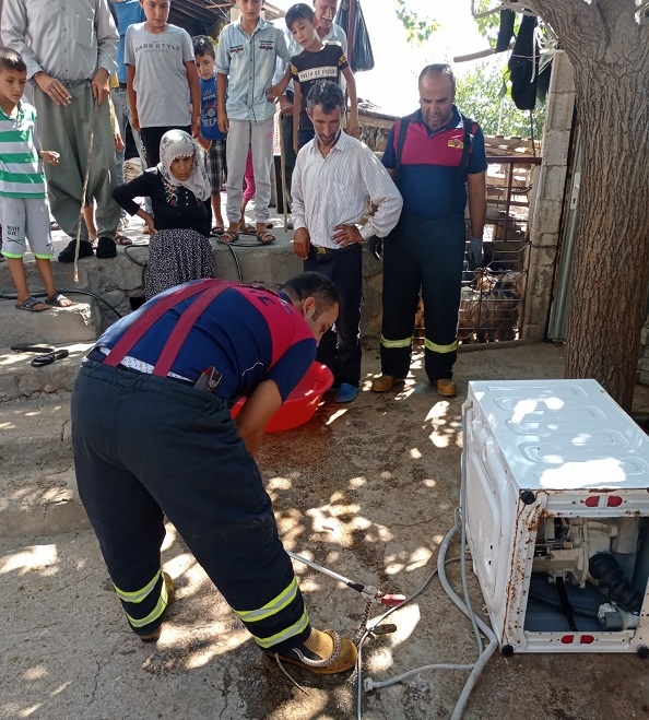 Çamaşır makinasının içerisine giren yılan yakalandı