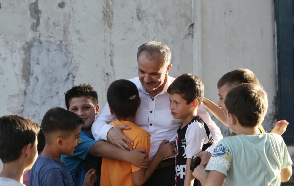 Başkan Kılınç; çocuklarla kucaklaşıp, büyüklerle çay içti