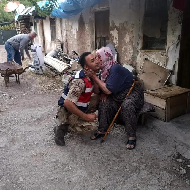 Jandarma Tunceli’de vatandaşlara Aşure ikram etti