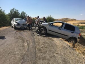 Kahta’da iki otomobil kafa kafaya çarpıştı: 1 ölü, 4 yaralı