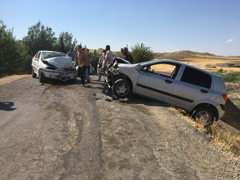 Kahta’da iki otomobil kafa kafaya çarpıştı: 1 ölü, 4 yaralı