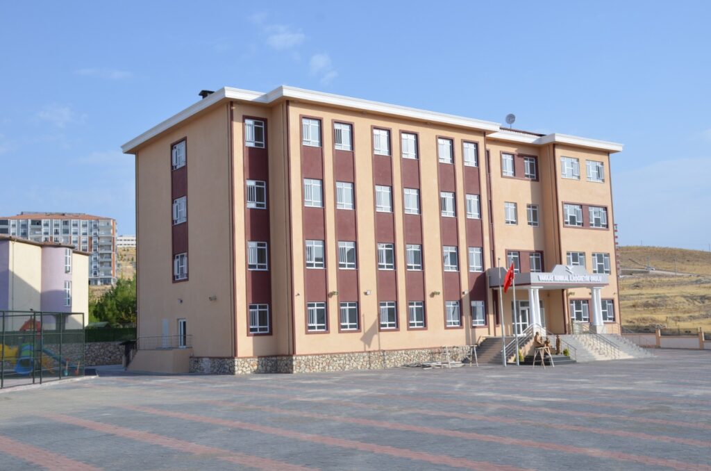 Besni’de 32 derslikli ilkokul açılış için gün sayıyor