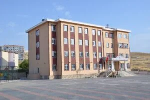 Besni’de 32 derslikli ilkokul açılış için gün sayıyor