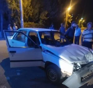 Minibüs ile otomobil çarpıştı: 2 yaralı