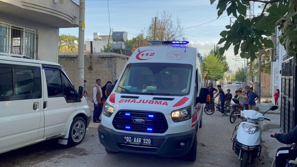 Halı silkerlerken ikinci kattan düşen genç kız yaralandı