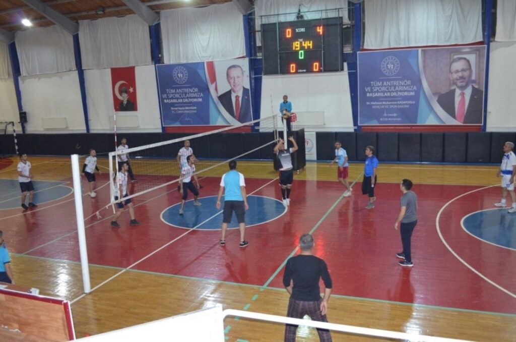 Kahta’da öğretmenler günü anısına voleybol turnuvası düzenleniyor
