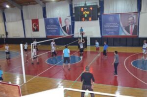Kahta’da öğretmenler günü anısına voleybol turnuvası düzenleniyor