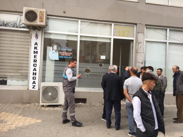 Kahta’da doğal gaz şirketine tüfekle ateş açıldı