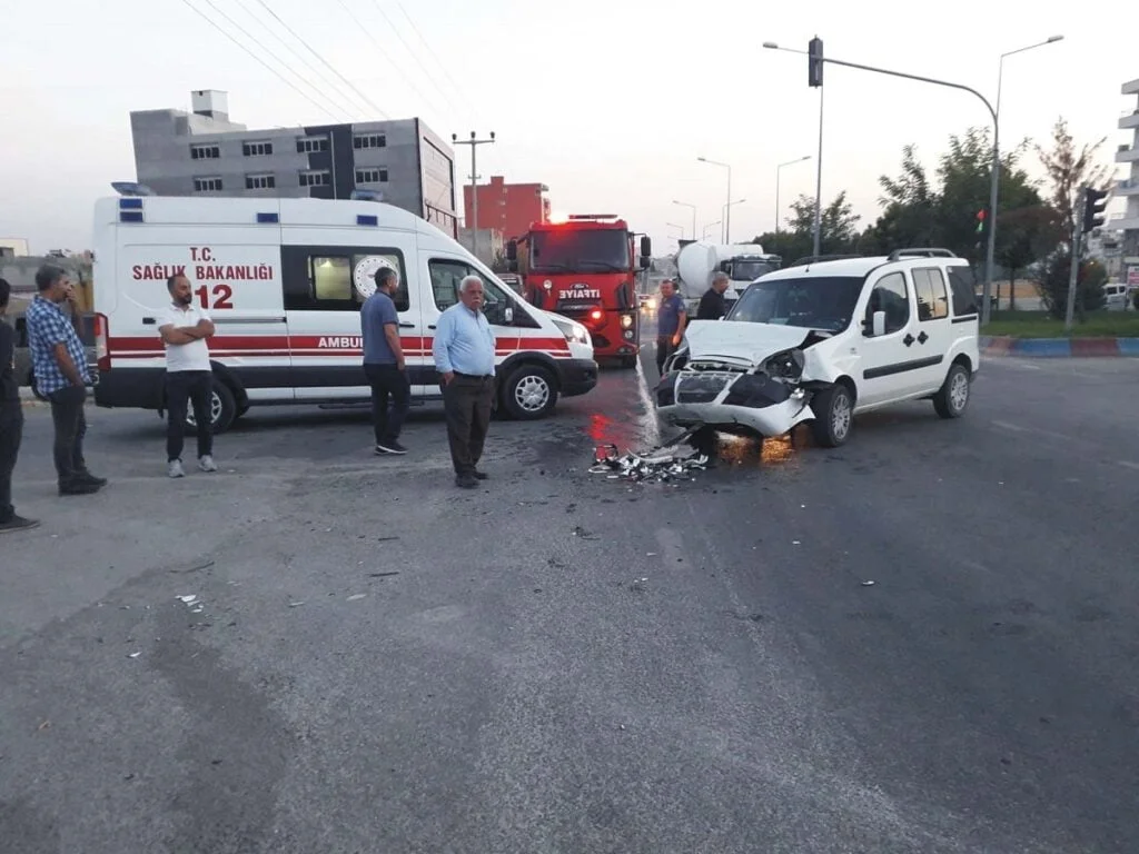 Kahta’da hafif ticari araçların karıştığı kazada 6 kişi yaralandı