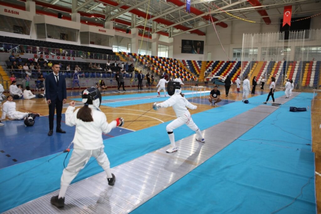 Eskrim Epe şampiyonları madalyalarını aldı