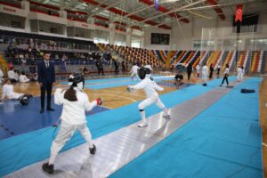 Eskrim Epe şampiyonları madalyalarını aldı