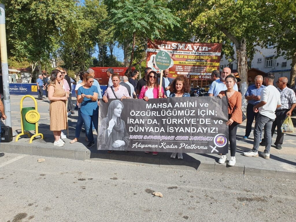 Kadın Platformu üyeleri Mahsa Aminiyi olayı kınadı