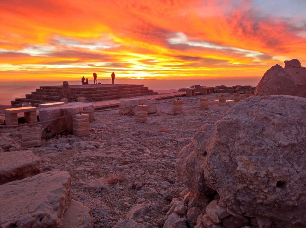 Turistler, soğuk havaya aldırış etmeden Nemrut Dağı’na tırmandılar