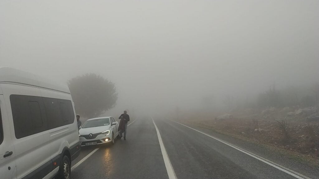 Yoğun sis sürücülere zor anlar yaşattı