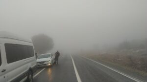 Yoğun sis sürücülere zor anlar yaşattı