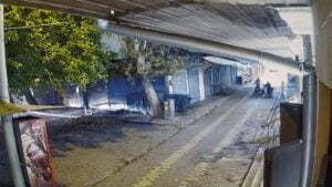 Sürükleyerek motosikleti çalma anı güvenli kamerasına yansıdı