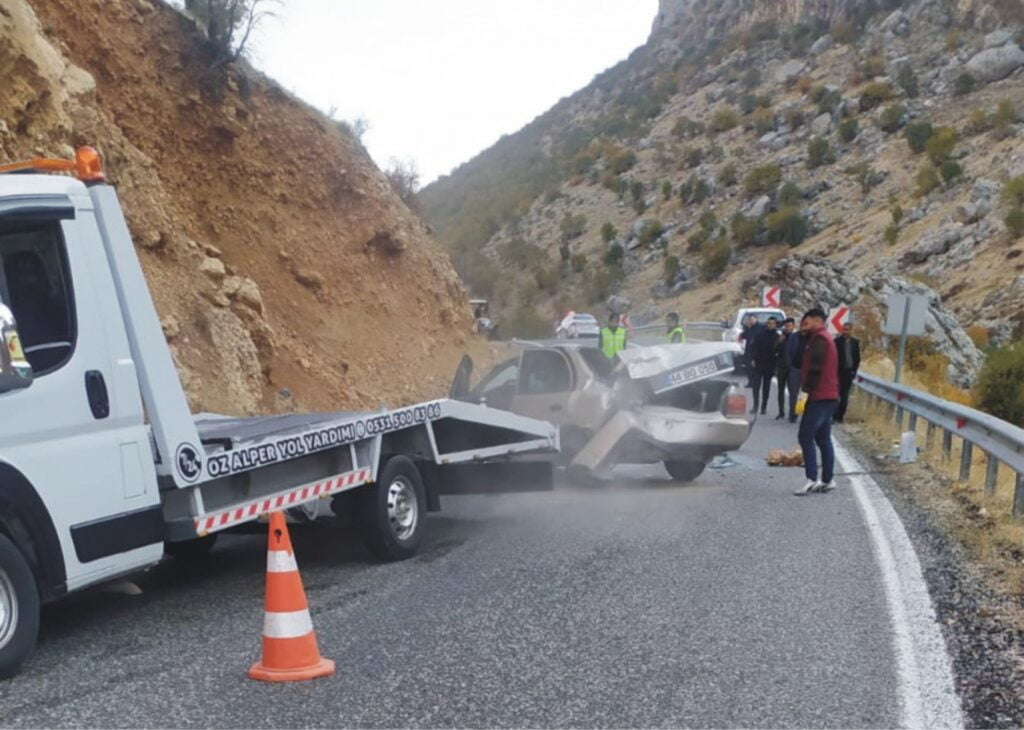 Gerger’de virajı alamayan otomobil takla attı: 2 yaral