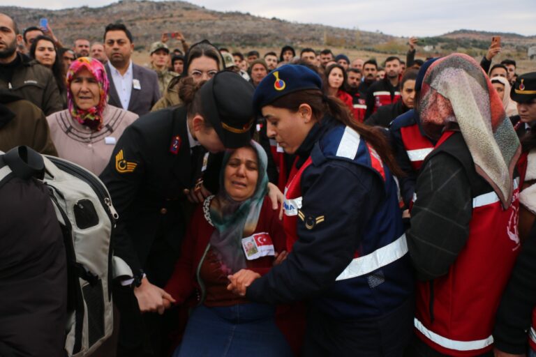 İki kardeşinden şehit ağabeye asker selamı ile veda