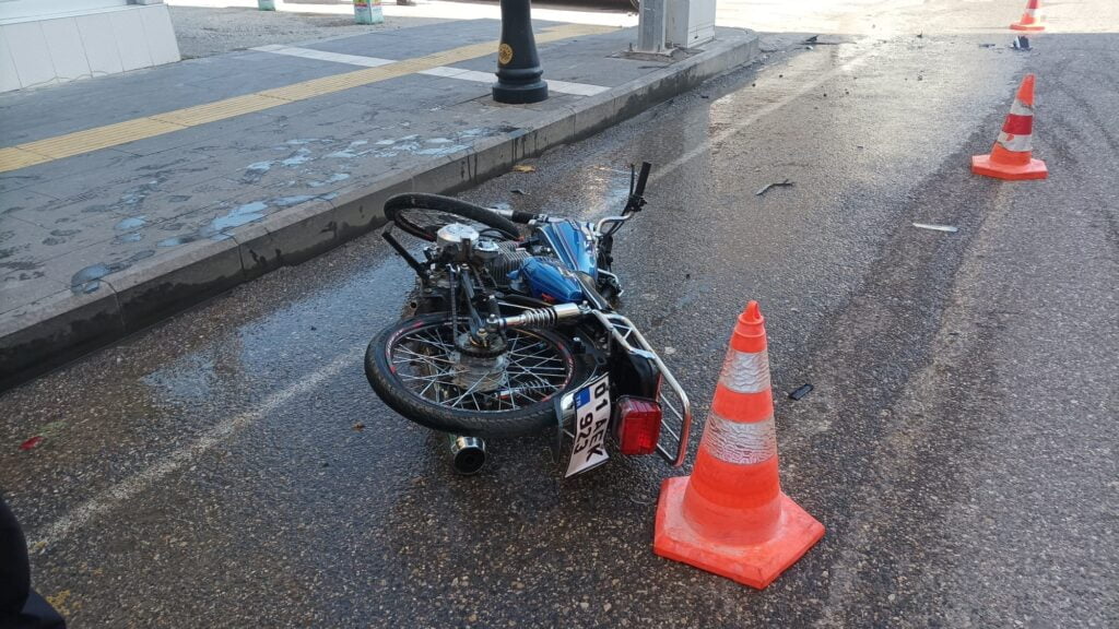 Otomobille çarpışan motosiklet sürücüsü yaralandı