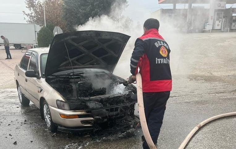 Besni’de hareket halindeki otomobilde yangın