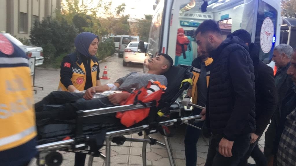 Kazayla tüfekten çıkan saçmalarla yaralandı