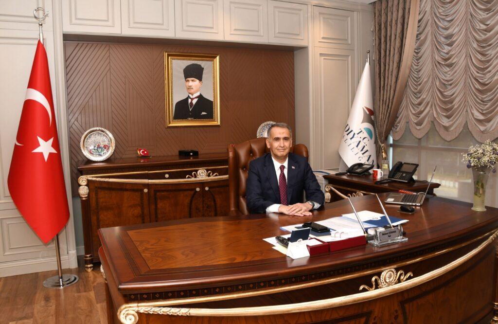 Vali Çuhadar’ın ’10 Aralık Dünya İnsan Hakları Günü’ Mesajı