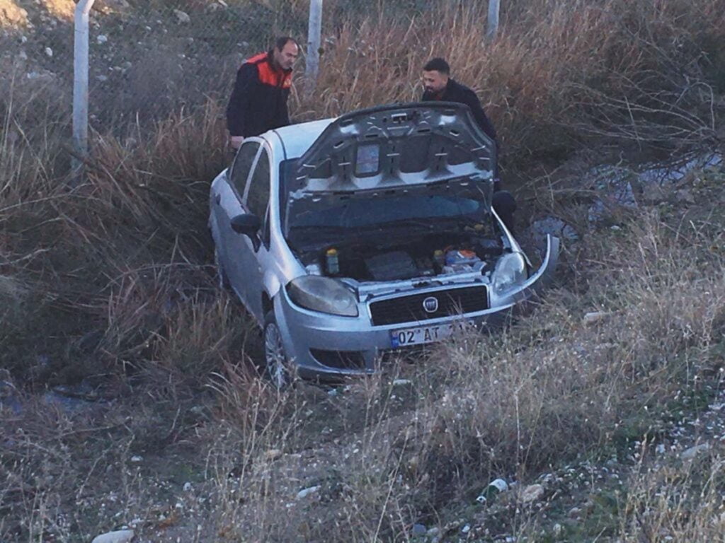 Kahta’da otomobil şarampole devrildi: 4 yaralı