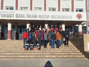 Hayırseverlerden topladıkları kıyafetleri öğrencilere dağıttılar