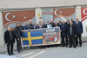 Muhtarlar ‘İsveç’i Durdur’ pankartını yakarak tepki gösterdiler