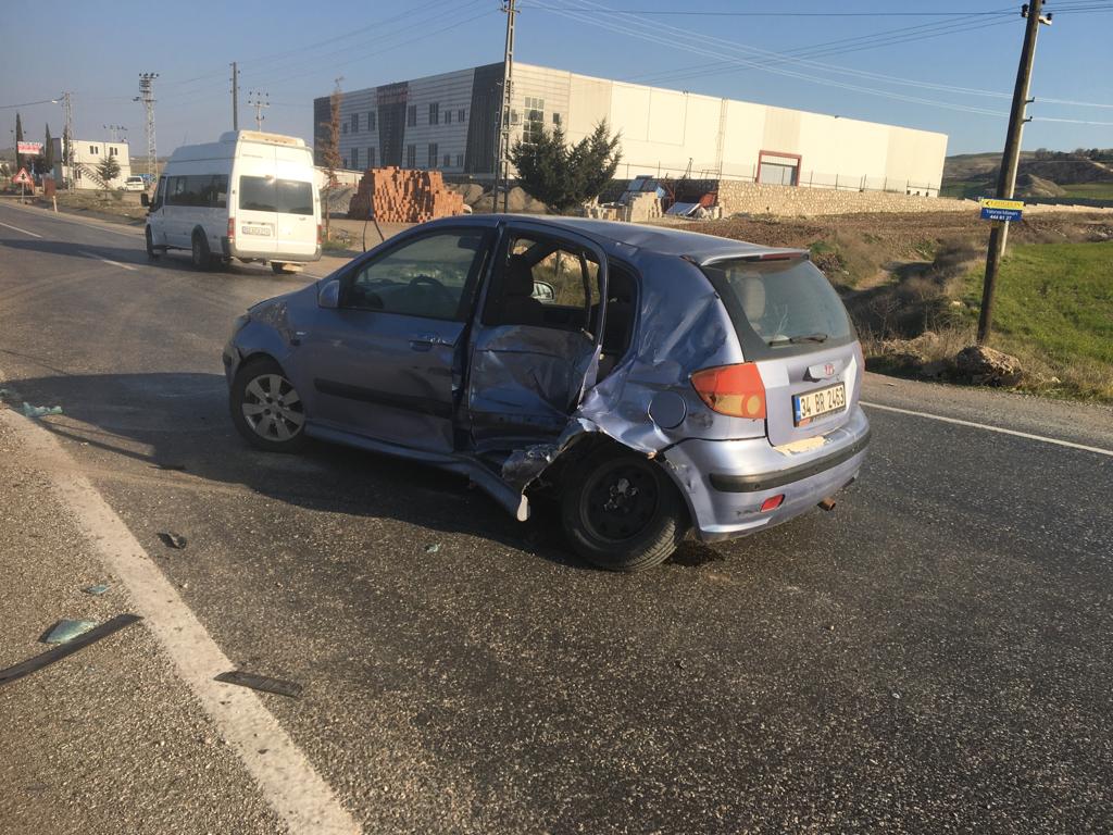 Adıyaman’da kamyonetle otomobil çarpıştı: 7 yaralı