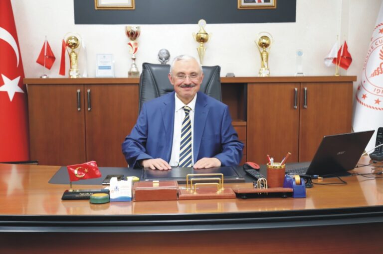 Kahta Devlet Hastanesi’ne başhekim olarak atanan Op. Dr. Fazlı Aslan, göreve başladı.